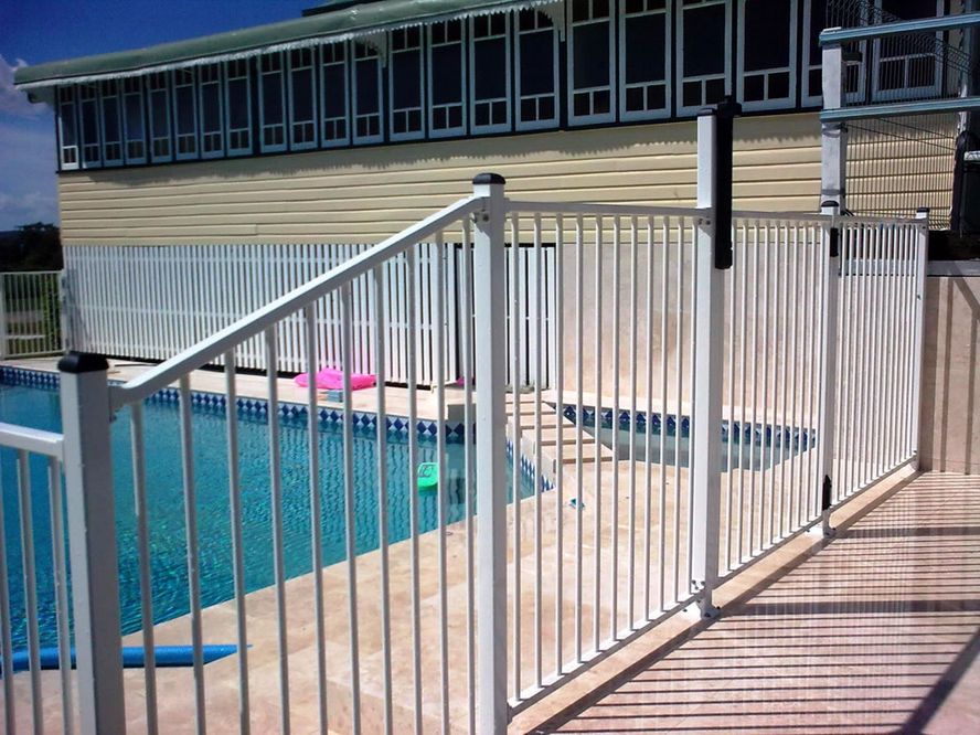 Swimming pool fence