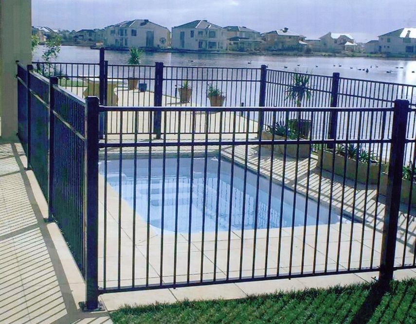 Swimming pool fence
