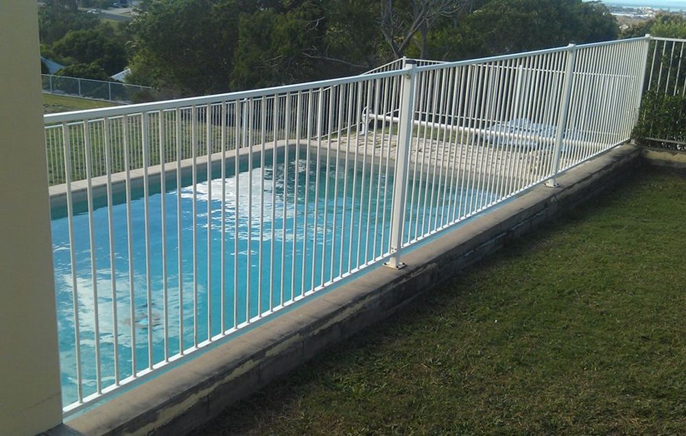 Swimming pool fence
